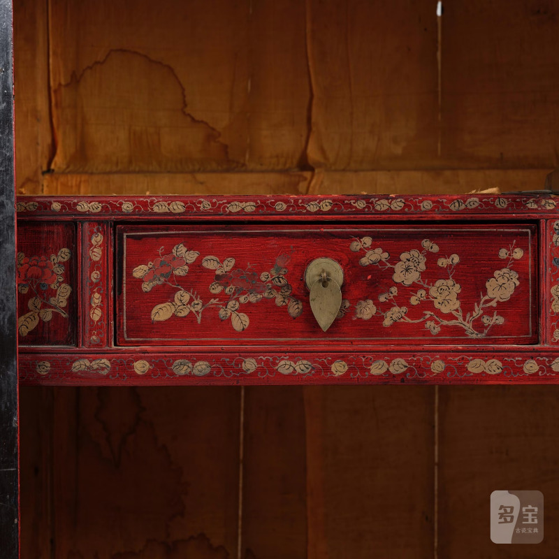 A large painted and gilt-decorated and red lacquer cabinet, - 图12